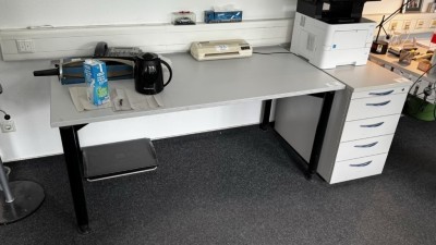 1 Schreibtisch mit Aktencontainer